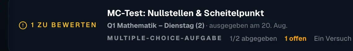 Ausschnitt der Aufgabenliste auf Quanta. Eine Ausgabe-Karte, markiert mit „1 zu bewerten": der Multiple-Choice-Test „MC-Test: Nullstellen & Scheitelpunkt" für die Lerngruppe „Q1 Mathematik – Dienstag" mit 2 Mitgliedern, ausgegeben am 20. August, davon 1 von 2 abgegeben, 1 offen, ein Versuch.