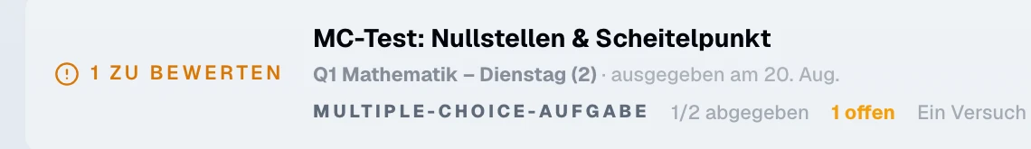 Ausschnitt der Aufgabenliste auf Quanta. Eine Ausgabe-Karte, markiert mit „1 zu bewerten": der Multiple-Choice-Test „MC-Test: Nullstellen & Scheitelpunkt" für die Lerngruppe „Q1 Mathematik – Dienstag" mit 2 Mitgliedern, ausgegeben am 20. August, davon 1 von 2 abgegeben, 1 offen, ein Versuch.